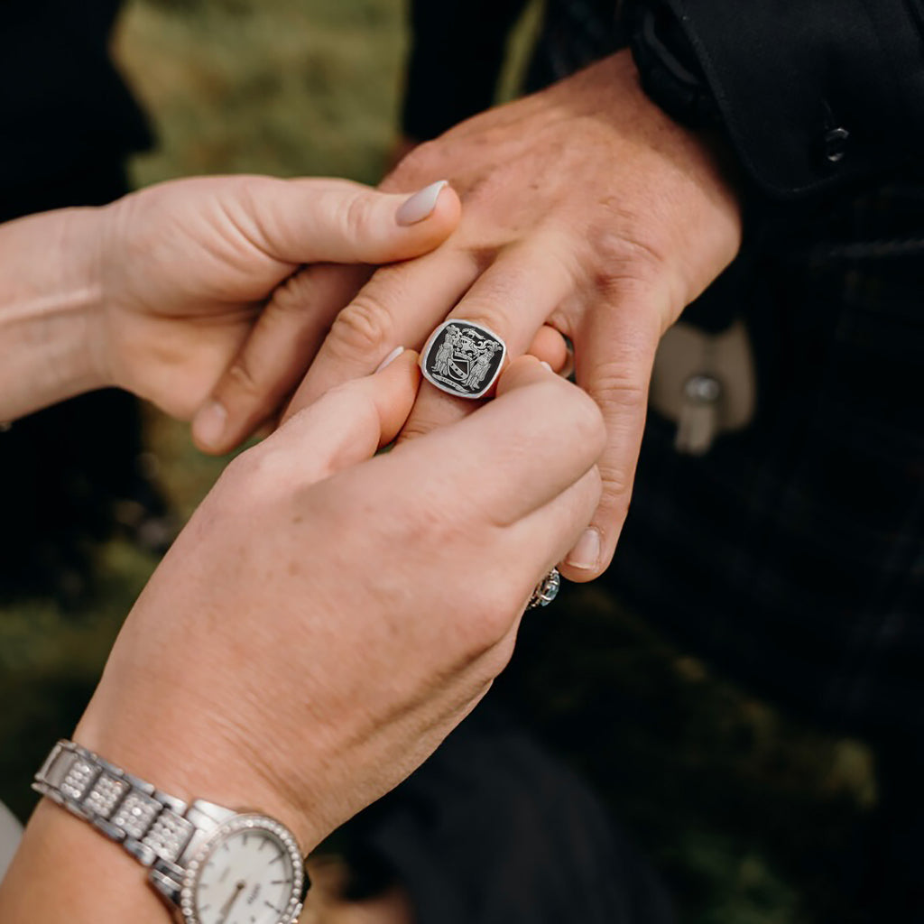 3 Reasons To Choose A Signet Ring As Your Wedding Band